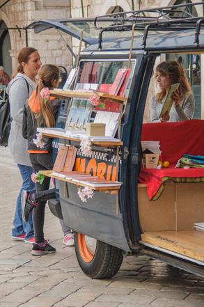 Bookmobil stigao do Straduna