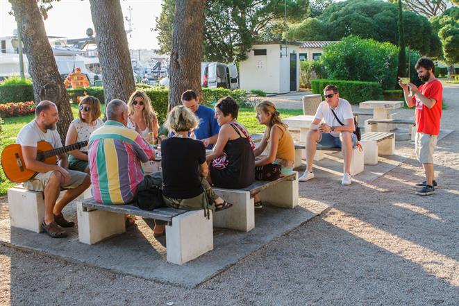 'Knjige pod stablima' oduševile Gružane