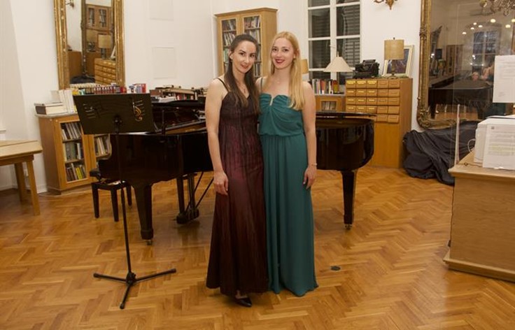Paulina Đapo i Stefani Grbić održale prvi zajednički koncert u Saloči od zrcala