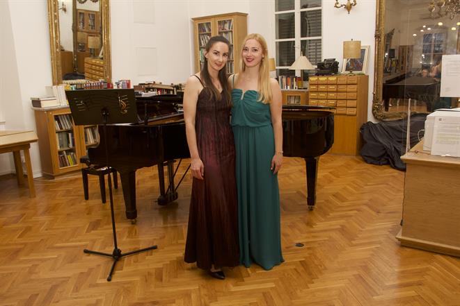 Paulina Đapo i Stefani Grbić održale prvi zajednički koncert u Saloči od zrcala