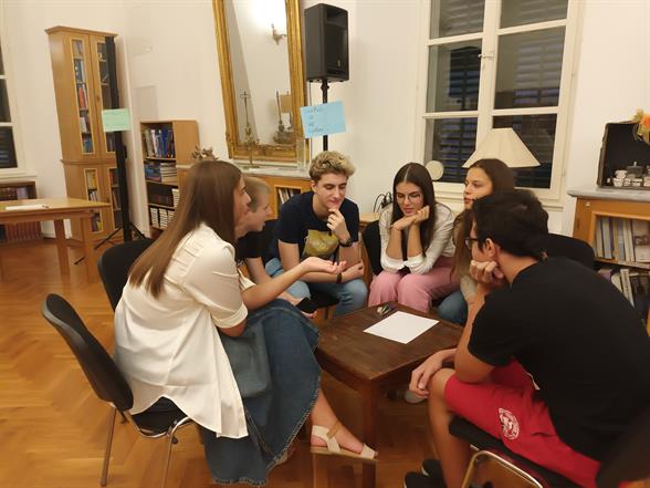 Poziv srednjoškolcima: uključite se u naš raspravljački klub i pripremite se za Parlaonicu u prosincu!