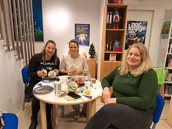 U Ogranku Cavtat održana radionica izrade božićnih ukrasa s Jelenom Feregjom