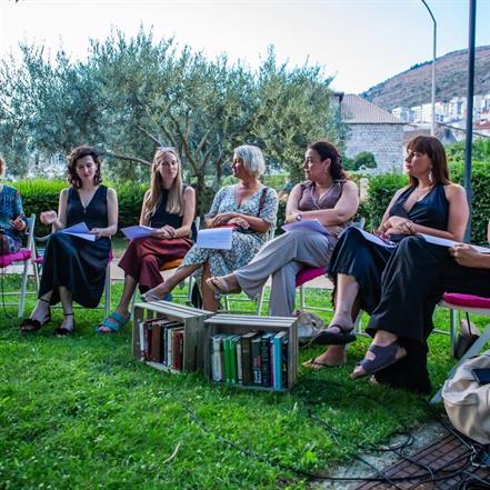 Posjetitelji drugih ovogodišnjih Knjiga pod stablima uživali u susretu sa Sandom Lončar Ružić, Lego radionici i pjesnikinjama s juga