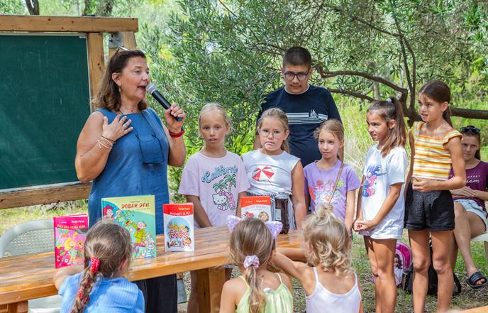 Posljednje "Knjige pod stablima" prošle su u društvu najčitanije književnice za djecu i mlade Sanje Polak
