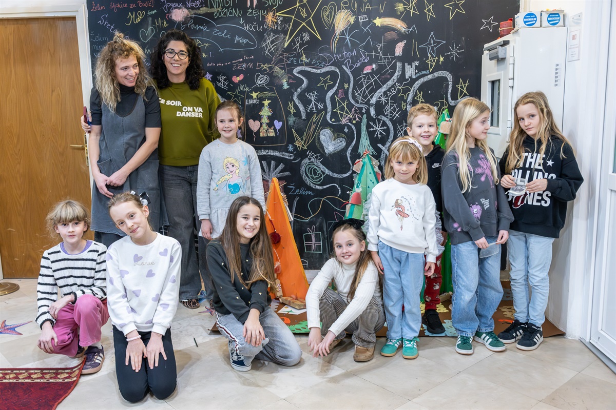 Vrijedni kreativci s Lenom Kramarić ukrasili kutak prizemlja Narodne knjižnice Grad