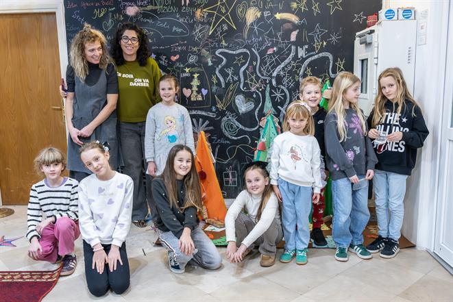 Vrijedni kreativci s Lenom Kramarić ukrasili kutak prizemlja Narodne knjižnice Grad