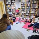 Mali knjižničari u velikoj knjižnici