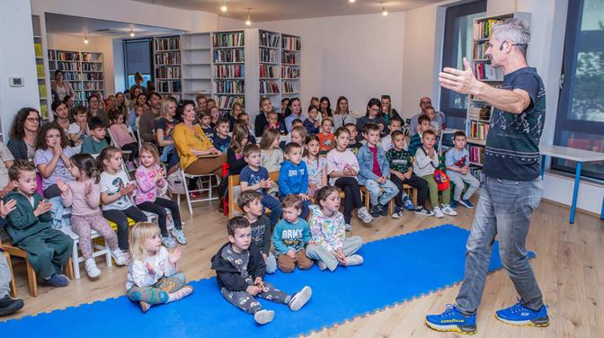 Interaktivni lutkarski mjuzikl „Put oko svijeta“ oduševio najmlađe posjetitelje 🌍
