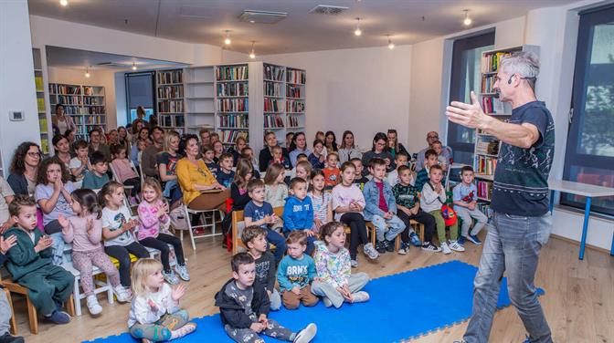 Interaktivni lutkarski mjuzikl „Put oko svijeta“ oduševio najmlađe posjetitelje 🌍