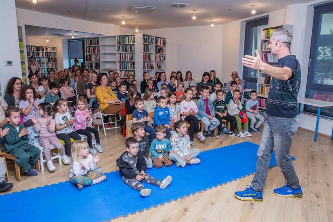 Interaktivni lutkarski mjuzikl „Put oko svijeta“ oduševio najmlađe posjetitelje 🌍